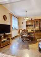 Ruang tamu Holiday Home in Thuringia With Private Terrace, use of a Garden and Pool
