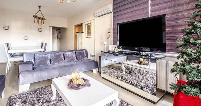 Lain-lain Vibrant Flat in Atasehir With Central Location