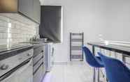 Others 3 Stunning Top 2 Bed Flat Tilbury Central Location