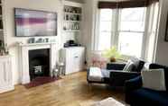 Others 2 Stylish 2 Bedroom Apartment in Fulham With a Garden Terrace