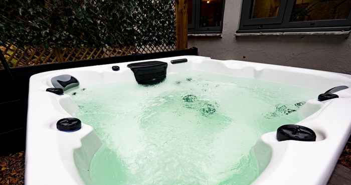 อื่นๆ The Cheshire Gathering - Hot Tub 8 Bedrooms