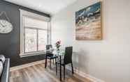 Others 4 Stunning 1BR Apt - Prime Location -brand New