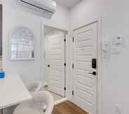 Others 4 M11 Upscale Studio w Queen Bed AC Prime Location