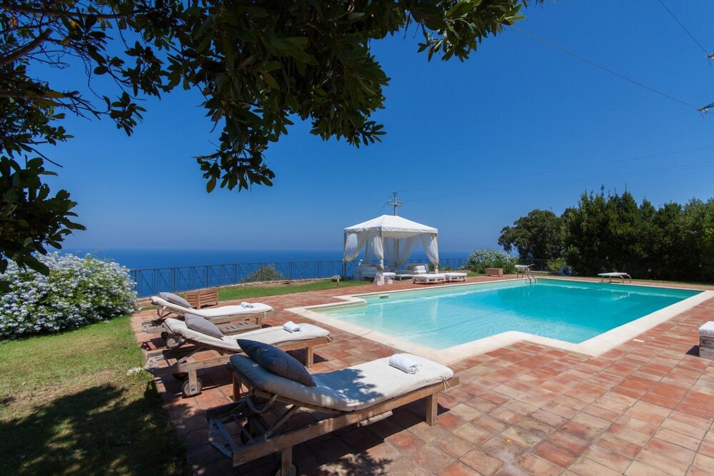 Room Relax at the Swimming Pool by Wonderful Italy