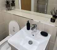 Lainnya 5 Spacious 2-bed Apartment in Whyteleafe