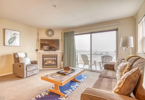 Others Water's Edge #407