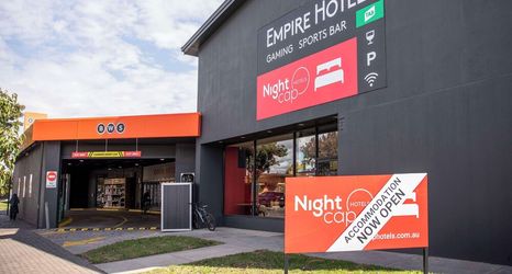 기타 2 Nightcap at Empire Hotel