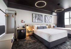 기타 6 Nightcap at Empire Hotel