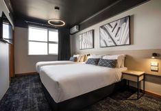 기타 3 Nightcap at Empire Hotel