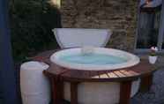 Lainnya 3 Pleasant Holiday Home in Burdinne With Hot Tub