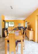 Tempat makan Holiday Home With Garden and Terrace in the Beautiful Thuringian Forest