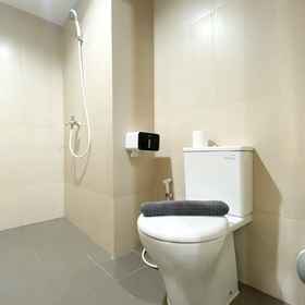 Bathroom 2 ウェル ファーニッシュド アンド コージー スタジオ アット LRT シティ ジャティベニング アパートメント, バンク DKI KCP カリマラン パンカラン ジャティ ホテル