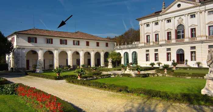 Lainnya Historic Venetian Style Castle in Piombino Dese With Pool