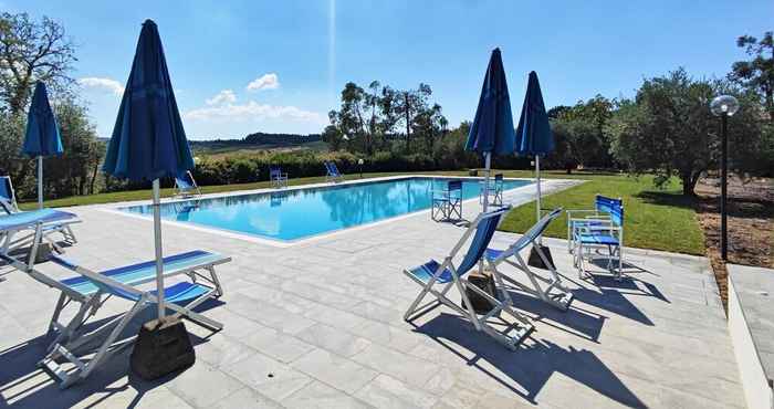 Lainnya Traditional Holiday Home in Gambassi Terme With Bubble Bath