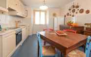 Lainnya 6 Rustic Holiday Home in Cortona in the Historic Center