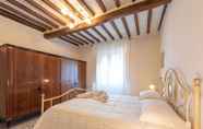 Lainnya 5 Rustic Holiday Home in Cortona in the Historic Center