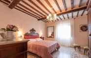 Lainnya 3 Rustic Holiday Home in Cortona in the Historic Center