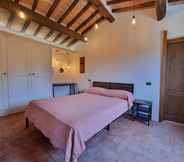 Others 3 Attractive Apartment in Pietrasanta With Private Garden