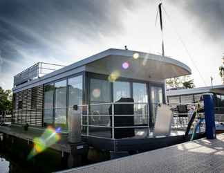 Lain-lain 2 Luxury Houseboat With Roof Terrace and Stunning Views Over the Sneekermeer