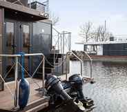 Others 7 Luxury Houseboat With Stunning Views Over the Lake Including Sup Boards