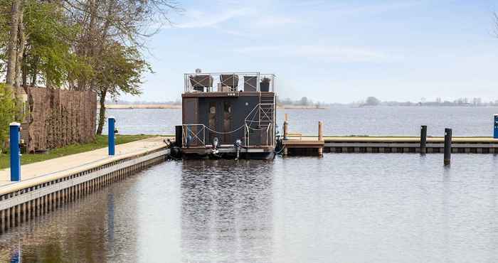 Others Luxury Houseboat With Stunning Views Over the Lake Including Sup Boards