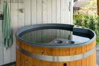 อื่นๆ Charming Holiday Home in Kaatsheuvel With hot tub