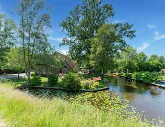 Others 2 Holiday Home in the Centre of Giethoorn With Waterfront Garden