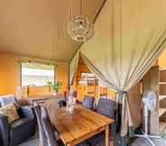 Khác 6 Charming Tent Lodge in Drents Landschap With Balcony