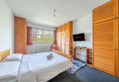 Others 7 5- bed gem in Barnet, Short let Luxury Awaits