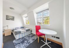 Others 6 5- bed gem in Barnet, Short let Luxury Awaits