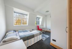 Others 4 5- bed gem in Barnet, Short let Luxury Awaits