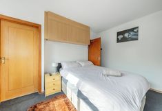 Others 3 5- bed gem in Barnet, Short let Luxury Awaits