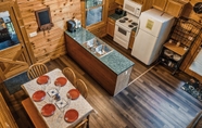 Others 2 Precious Memories - Rustic Sevierville Retreat 2 Bedroom Cabin by Redawning