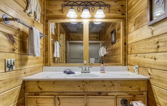 Khác 4 Ern857 - A Dream Come True - Great Location! Close To All The Action! 3 Bedroom Cabin by RedAwning