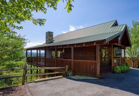 Others Ern857 - A Dream Come True - Great Location! Close To All The Action! 3 Bedroom Cabin by RedAwning