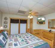 Others 3 Er 226 Locker's Mountain Hideaway Great Location Close To Town! 2 Bedroom Cabin by Redawning