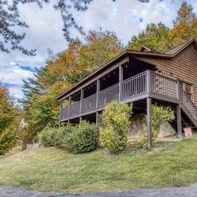 Primary image1Er26 - Sasquatch 小屋 - 絕佳位置!靠近市區度假村泳池!兩臥室小木屋 by RedAwning,鸽子谷岛飯店