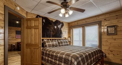 Others 2 Ern858 - Eagles On High - Great Location! Close To All The Action! 3 Bedroom Cabin by RedAwning