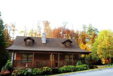 Others Er31 - Grandma And Granpaws Place - Great Location - Close To Parkway In Pf 2 Bedroom Cabin by RedAwning