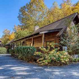 Primary image 1 Er 256 â Smoky Mountain Top Great Location â Close To Town! 3 Bedroom Cabin by RedAwning, Khách sạn The Island in Pigeon Forge