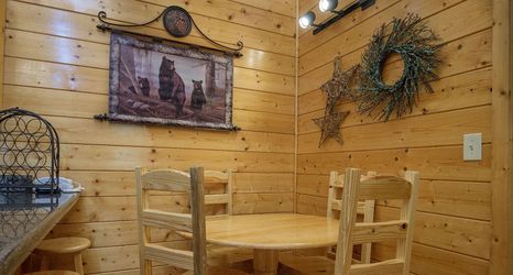 Lainnya 2 ER228 - Locker's Lodge Great Location - Close To Town! 1 Bedroom Cabin by RedAwning