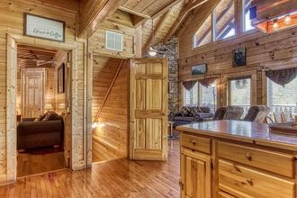 Others 4 Ern850 - Simply The Best - Great Location - Close To All The Action! 4 Bedroom Cabin by RedAwning