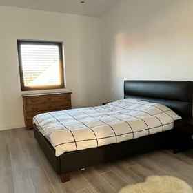 Room1可容納8人寵物友好花園停車度假屋,卢森堡別墅