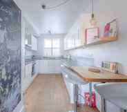 Lainnya 7 Spacious 2 Bedroom Flat in Clapham With Balcony