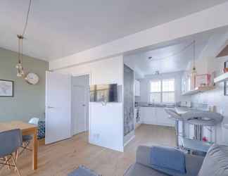 Lainnya 2 Spacious 2 Bedroom Flat in Clapham With Balcony