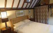 Others 6 Charming 17th Century 2-bed Cottage in Medmenham