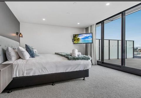Others Luxury Penthouse with Bay and City Views