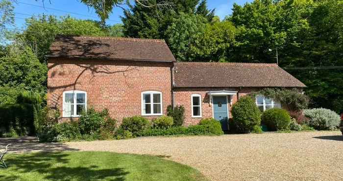 Khác Spacious 5-bed Stable Conversion in Wiltshire