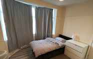 Others 3 Budget 5-bed Apartment in Barking