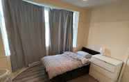 Lainnya 3 Budget 5-bed Apartment in Barking